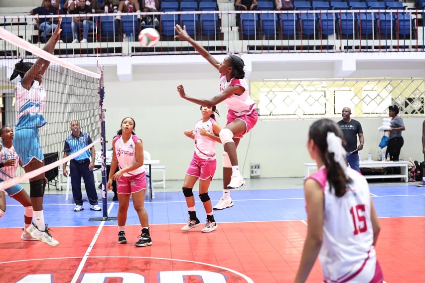 Distrito Nacional derrota a La Vega en voleibol de los Juegos de la Mujer