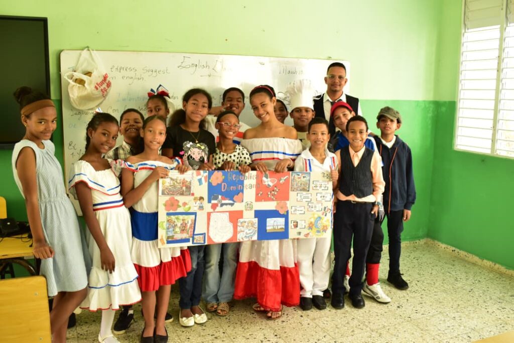 Niños y adolescentes de Ciudad Juan Bosch celebran el Dominican Culture Day en centros PROA